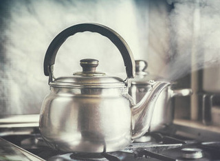 早上喝水对健康有利,每天坚持早起喝水的人,这5大好处少不了