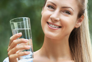 早上喝水对健康有利,每天坚持早起喝水的人,这5大好处少不了