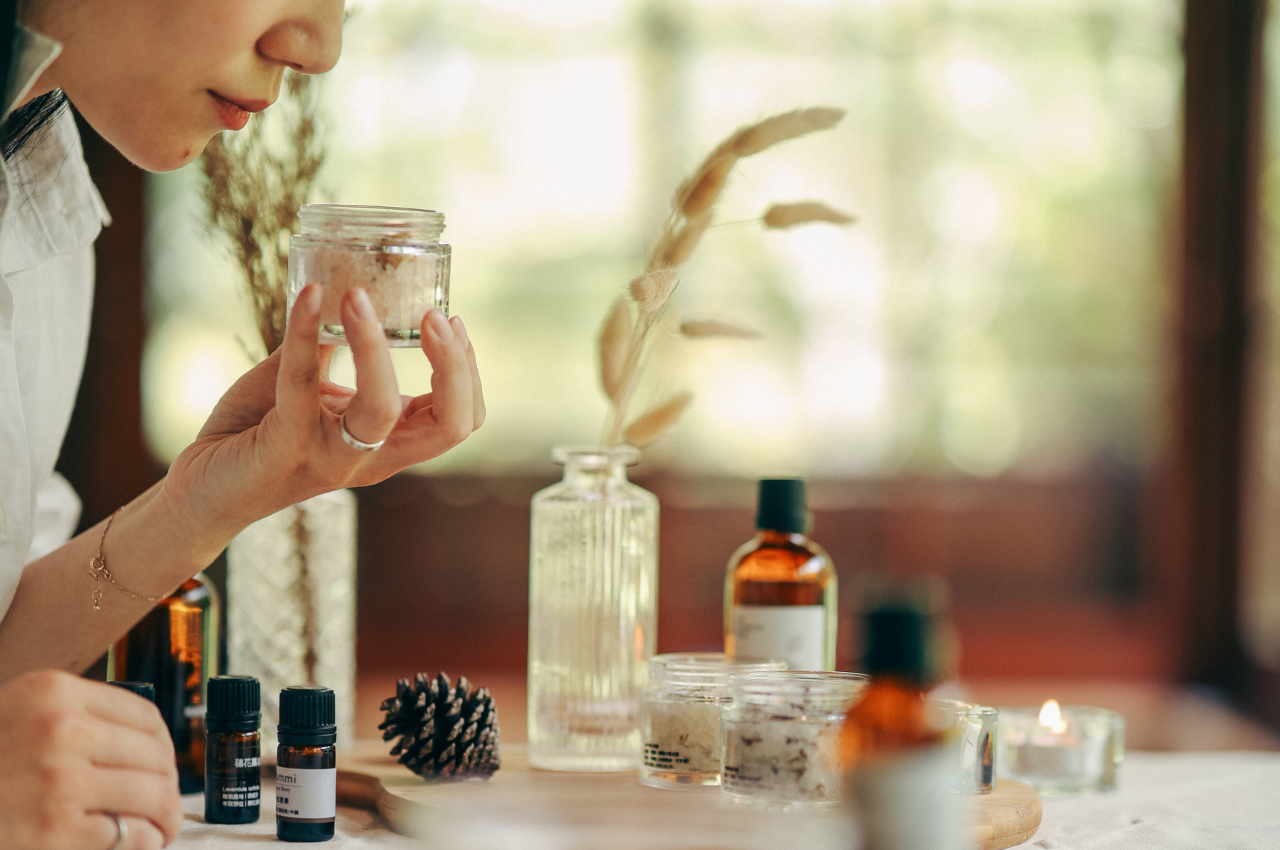放松精油推荐|八款帮助正念减压的精油,用花草气息安定抚慰、自我疗愈
