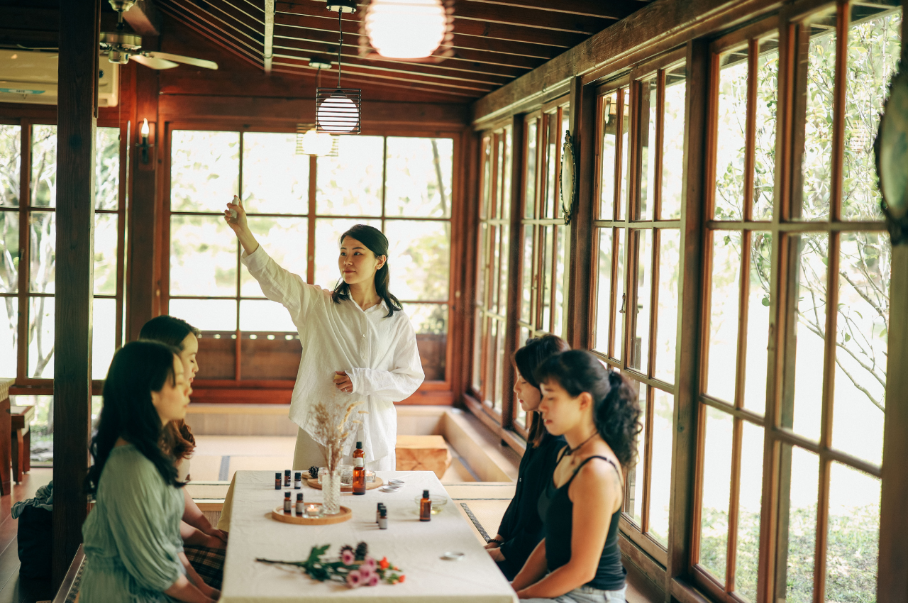 放松精油推荐|八款帮助正念减压的精油,用花草气息安定抚慰、自我疗愈