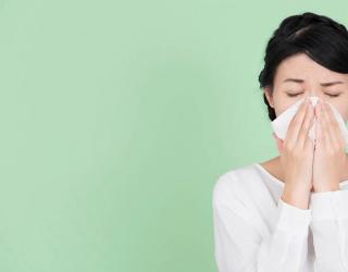 如何制作一款自制香薰精油来缓解感冒症状？