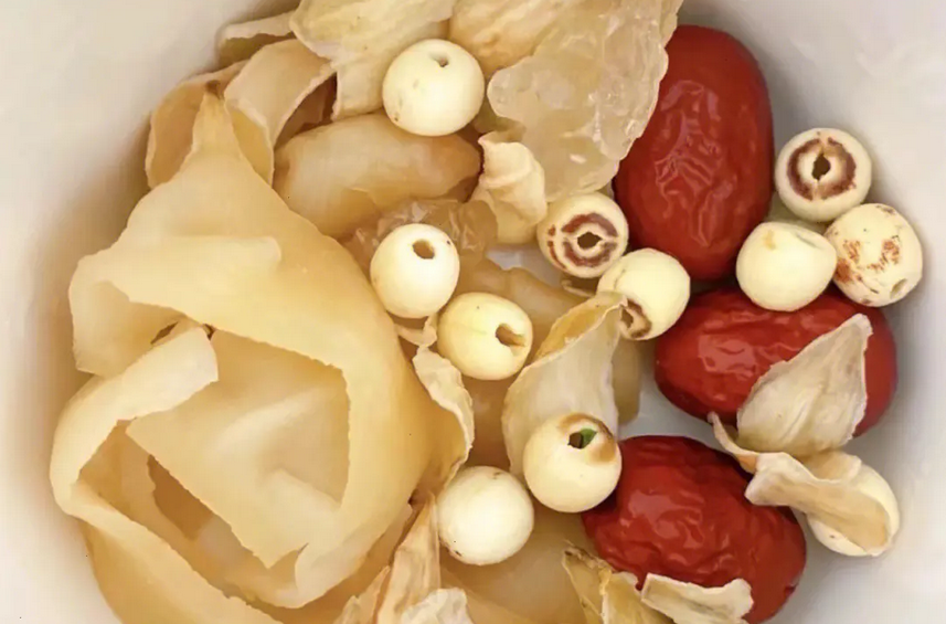 莲子百合炖花胶的功效(莲子百合炖花胶:美容养颜,滋补养生)