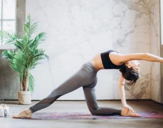 前凸后翘的前凸是什么意思(前凸后先翘冬季穿搭？)