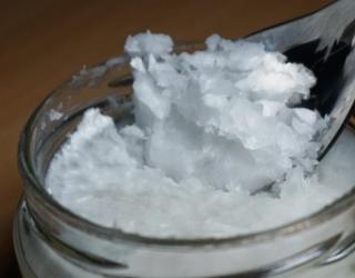 如何用椰子油制作染发剂和发膜