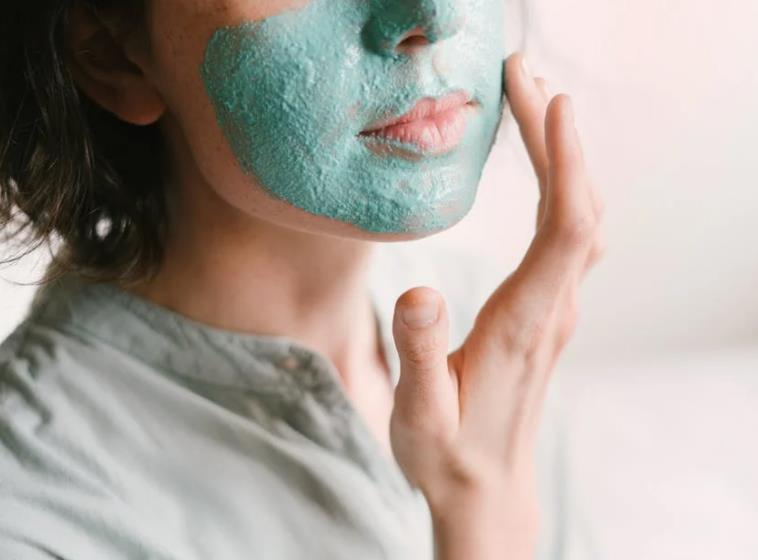 我应该在使用面膜后使用洗面奶吗?