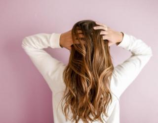 椰子油对头发的好处(椰子油对头发有什么好处)