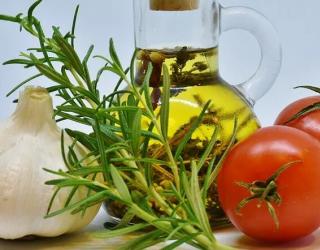 橄榄油对头发的好处(橄榄油对头发有什么作用)