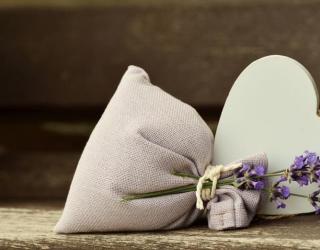 如何使用薰衣草精油护肤(薰衣草精油护肤怎么用)