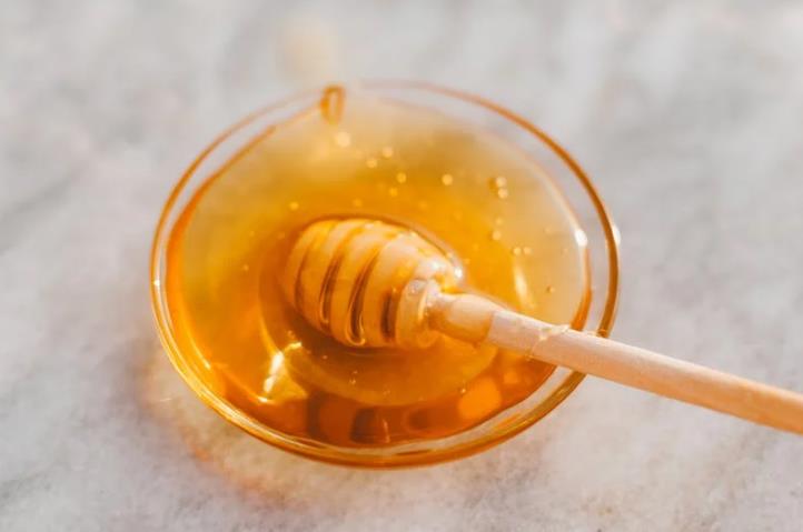 长时间将蜂蜜涂抹在皮肤上,尤其是在脸上,会发生什么?