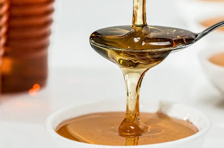 把蜂蜜涂在脸上有什么坏处?它可以使皮肤变亮吗?