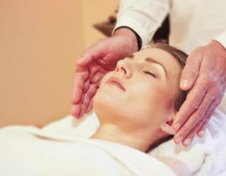 使用精油和护肤品的步骤（脸部精油和护肤品的使用顺序）