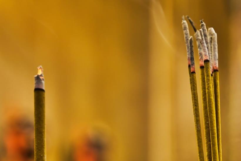 熏香的正确使用方法(步骤指南)