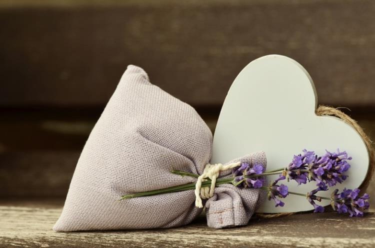 熏香的正确使用方法(步骤指南)