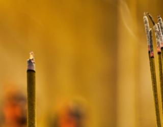 熏香的正确使用方法（步骤指南）