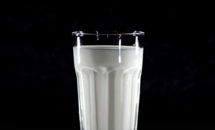 山羊奶的好处:为什么你应该在这个季节喝它