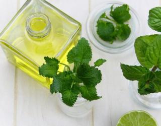 精油怎么用脸上效果好（具体的精油和使用方法）