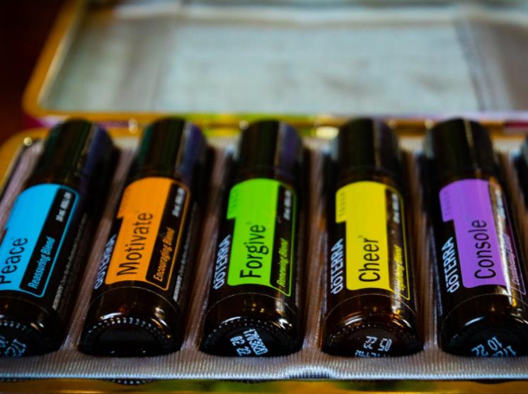 薰衣草单方精油怎么用于面部(使用方法)