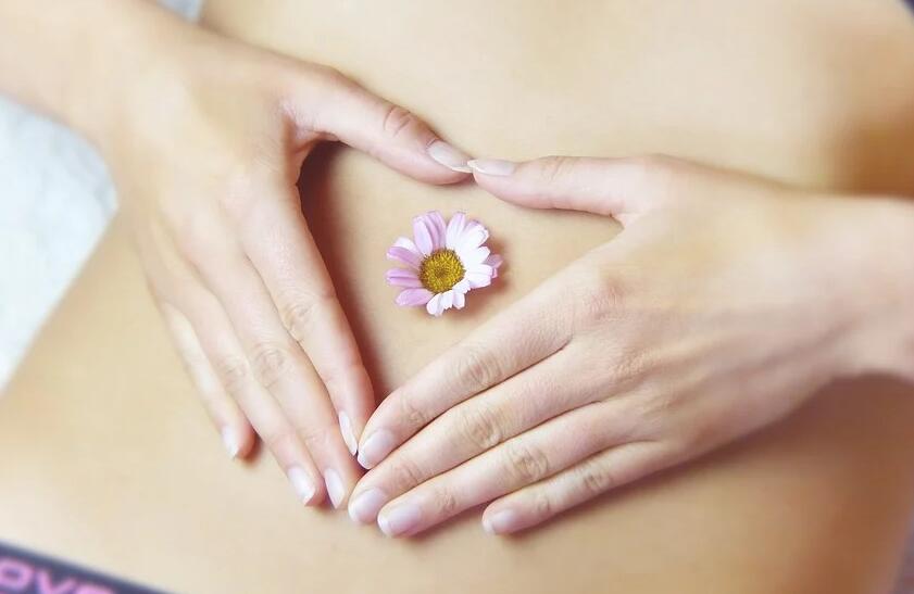 痛经与精油:如何使用精油缓解痛经