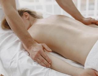 精油开背是什么服务(精油开背是按摩吗)