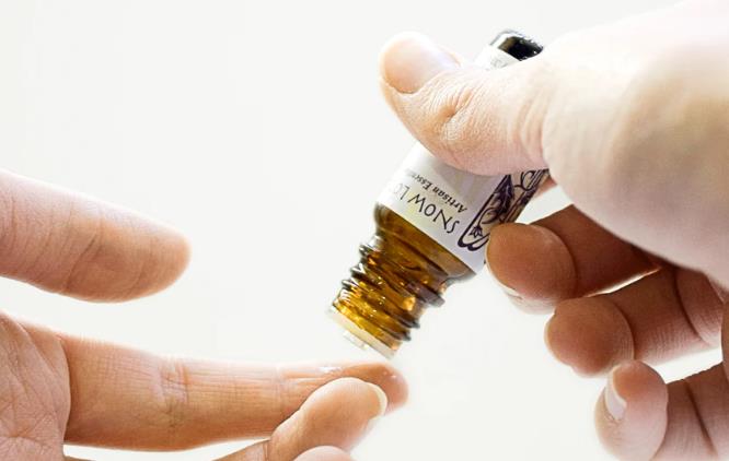 如何去除扩散器中先前的精油气味,以便使用不同的精油?