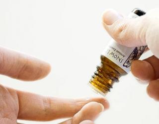 如何去除扩散器中先前的精油气味，以便使用不同的精油？