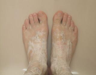 如何使用茶树精油治疗脚指甲真菌感染