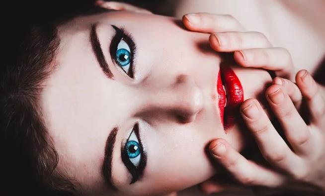 精华液什么时候用(精华液什么时候用怎么用)