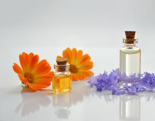 嘴唇长泡用什么精油（嘴巴上火起泡用什么精油）