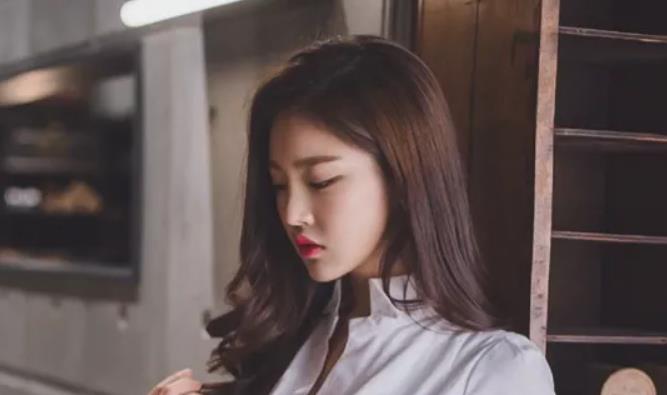 为了控制头皮屑,在洗发水中添加什么精油最好?