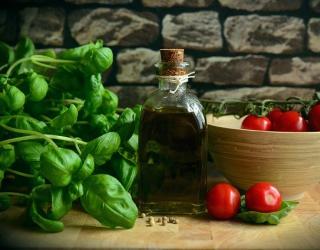 罗勒精油是什么_罗勒精油简介和配方