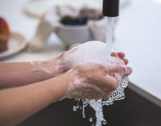 男性精华液的主要成分是什么(男士精华液是什么)