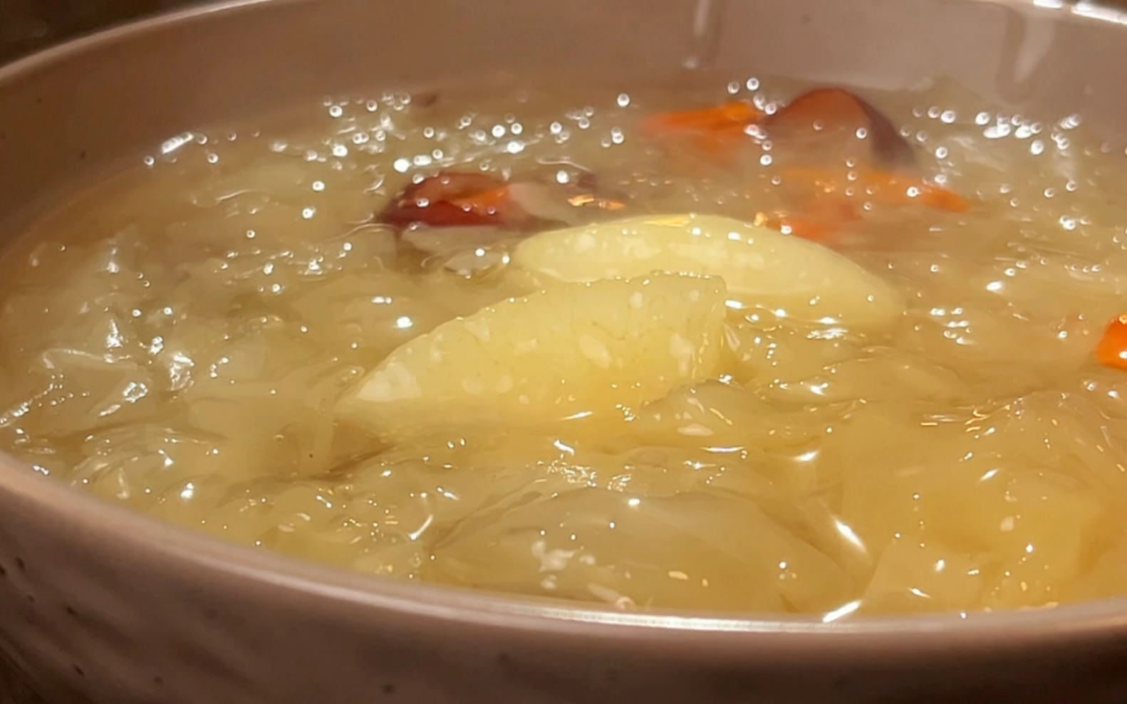 百合雪梨银耳汤的功效(百合银耳汤：润肺养颜，清热解毒)