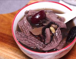 黑豆炖猪腰有什么功效(黑豆炖猪腰的功效大揭秘)